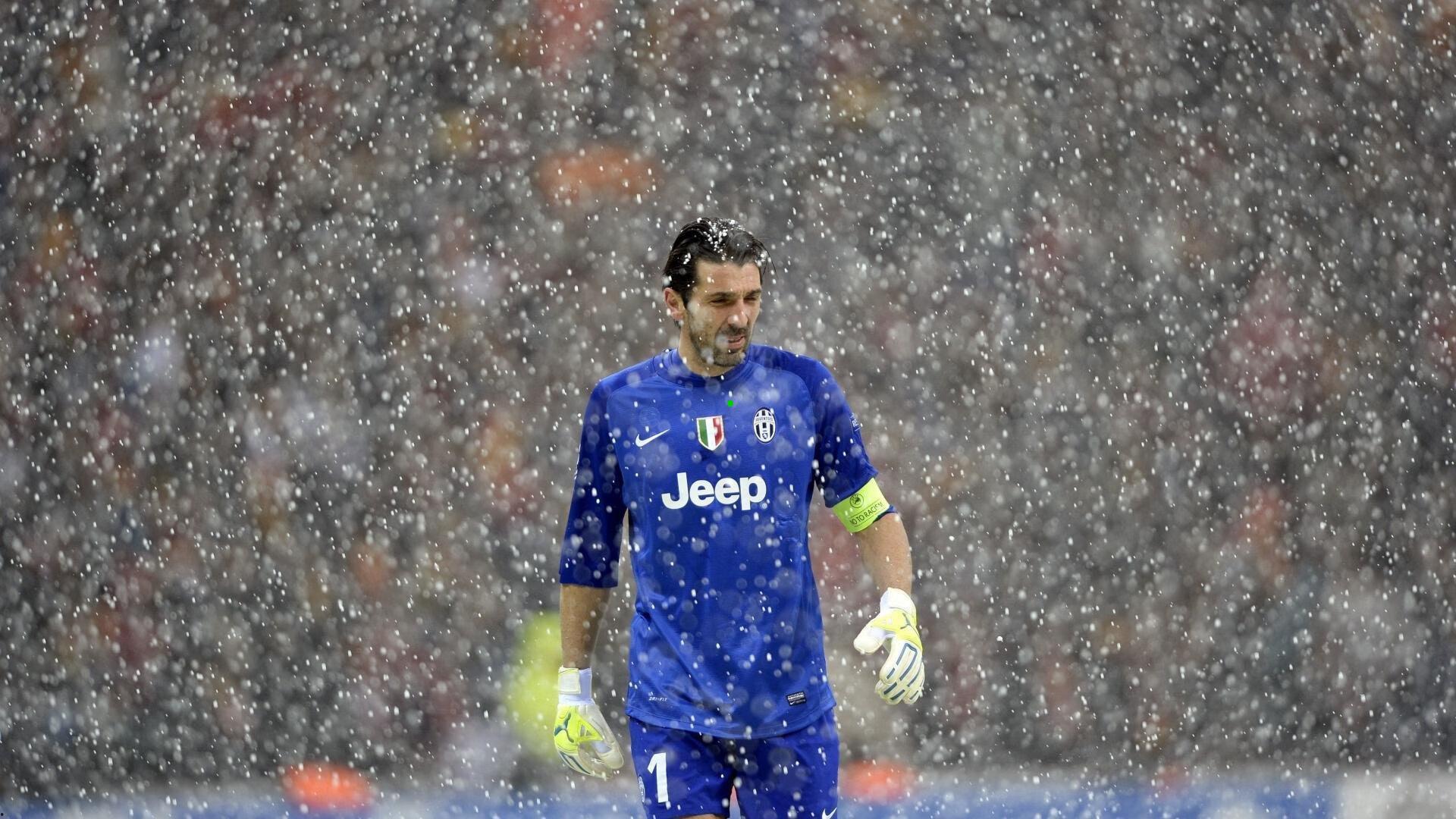 尴尬的收官战!赫拉芬贝赫停球失误后铲翻镰田大地,吃到直红下场